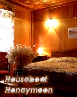 houseboat honeymoon travel